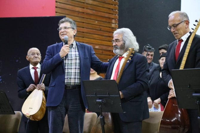 Edremit Belediyesi Yurdun Sesi Korosu Sahne Aldı