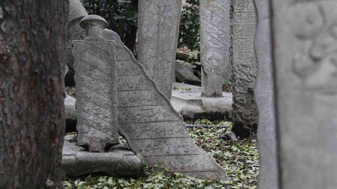 İ̇stanbul’un Göbeğinde Tarihi Mezarlıklar Yok Oluyor