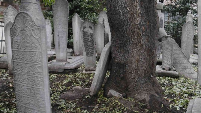 İ̇stanbul’un Göbeğinde Tarihi Mezarlıklar Yok Oluyor