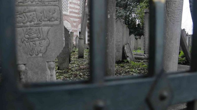 İ̇stanbul’un Göbeğinde Tarihi Mezarlıklar Yok Oluyor