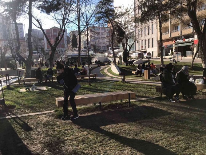 Güneşli Havayı Gören Bilecikliler Kendini Dışarı Attı