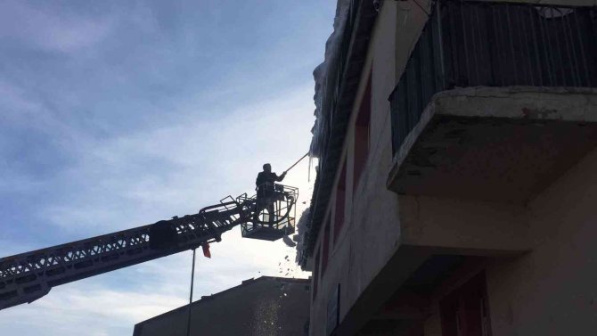 Karlıova’da Buz Sarkıtları, İtfaiye Ekibi Tarafından Temizleniyor