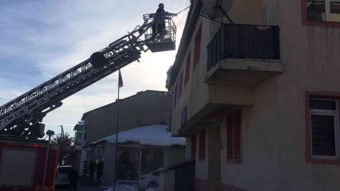 Karlıova’da Buz Sarkıtları, İtfaiye Ekibi Tarafından Temizleniyor