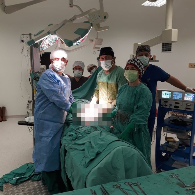 Böbreğinden 3 Kilogram Tümör Çıkarıldı
