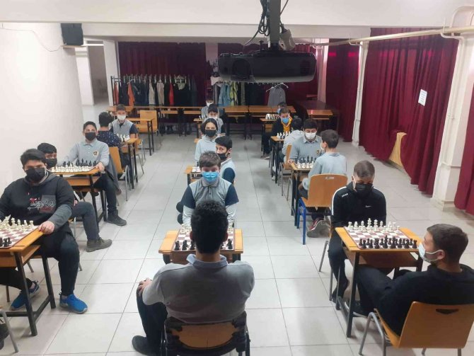 Lisedeki Satranç Turnuvası Kıran Kırana Mücadeleye Sahne Oldu