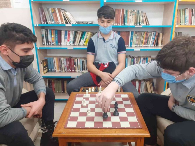 Lisedeki Satranç Turnuvası Kıran Kırana Mücadeleye Sahne Oldu
