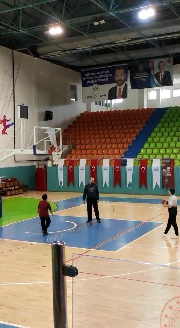 Minik Basketbolcunun Attığı Top, Potada ’Asılı’ Kaldı