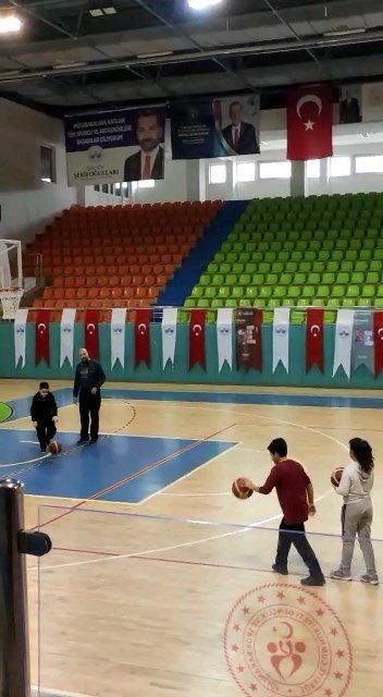 Minik Basketbolcunun Attığı Top, Potada ’Asılı’ Kaldı