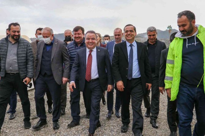 Başkan Böcek, Gazipaşa Kültür Merkezi İnşaatını İnceledi