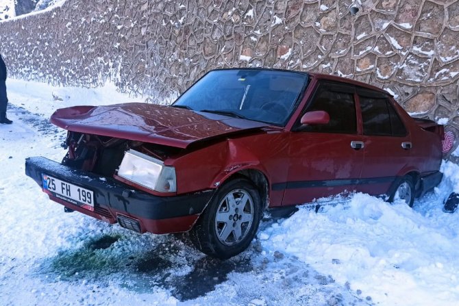 Kayganlaşan Yolda Kontrolden Çıkan Otomobil Duvara Çarptı: 1 Yaralı