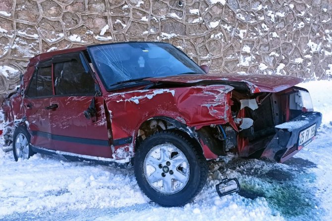 Kayganlaşan Yolda Kontrolden Çıkan Otomobil Duvara Çarptı: 1 Yaralı