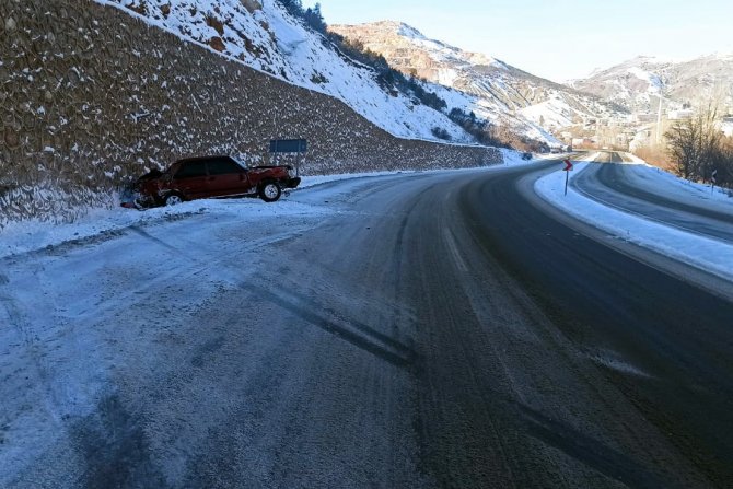 Kayganlaşan Yolda Kontrolden Çıkan Otomobil Duvara Çarptı: 1 Yaralı