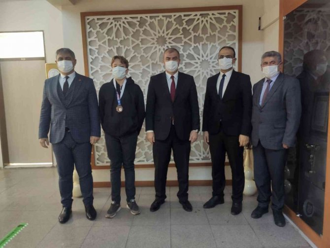 İ̇l Milli Eğitim Müdürü Okumuş, Yüzmede Derece Elde Eden Öğrenciyi Ağırladı