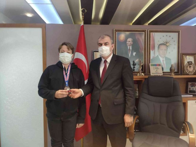 İ̇l Milli Eğitim Müdürü Okumuş, Yüzmede Derece Elde Eden Öğrenciyi Ağırladı