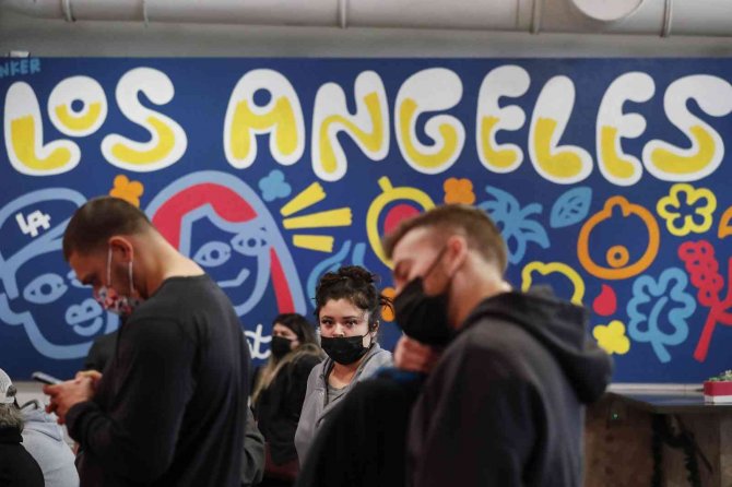 Kaliforniya’da Kapalı Mekanlarda Maske Takma Zorunluluğu Bir Ay Daha Uzatıldı