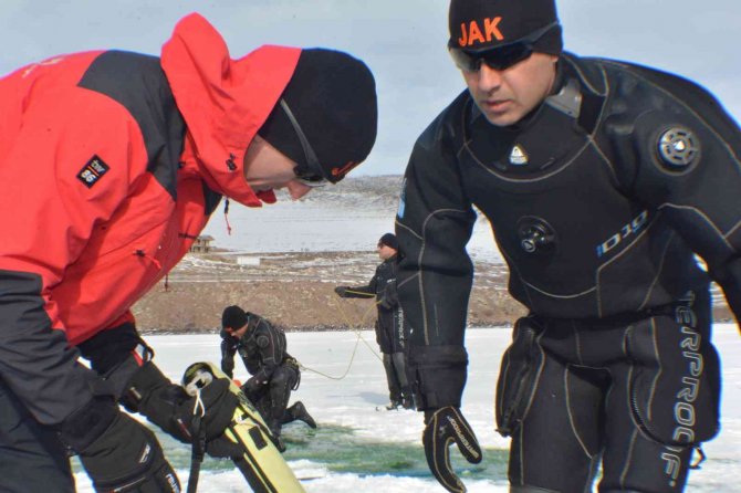 Donan Gölde Testere İle Buzu Kesip Dalış Yaptılar