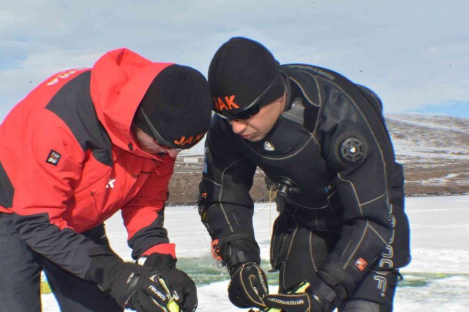 Donan Gölde Testere İle Buzu Kesip Dalış Yaptılar