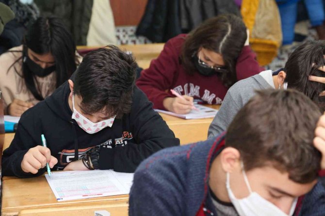 Meram’da 8. Sınıf Öğrencileri Mega Sınavında Ter Döktü