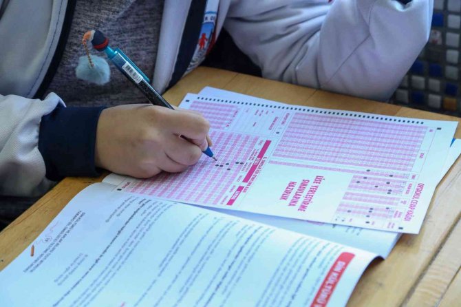 Meram’da 8. Sınıf Öğrencileri Mega Sınavında Ter Döktü