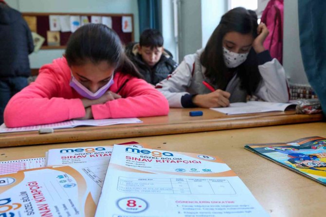 Meram’da 8. Sınıf Öğrencileri Mega Sınavında Ter Döktü