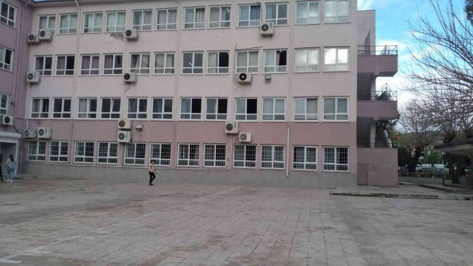 Marmaris’te Veliler ’Depreme Dayanıksız’ Dedikleri Okulun Tahliyesini İstedi