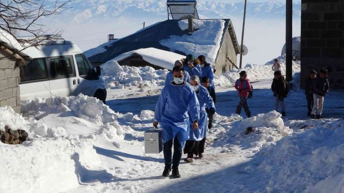 Muş’ta Sağlık Çalışanları Aşı İçin Karlı Dağları Aşıyor
