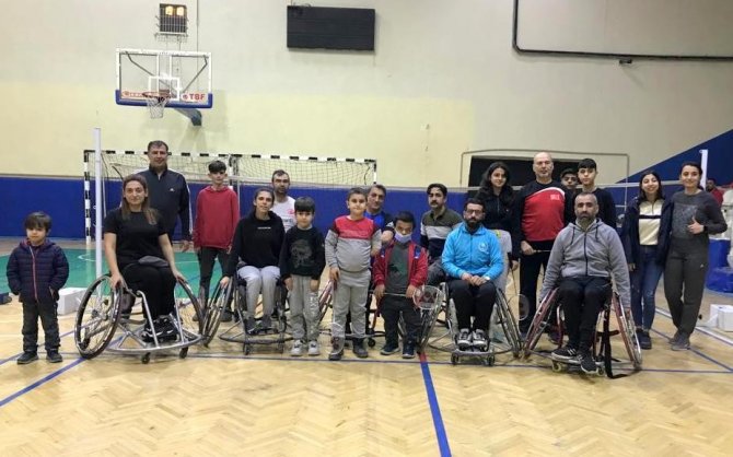Osmaniye’de Badminton Turnuvası Düzenlendi