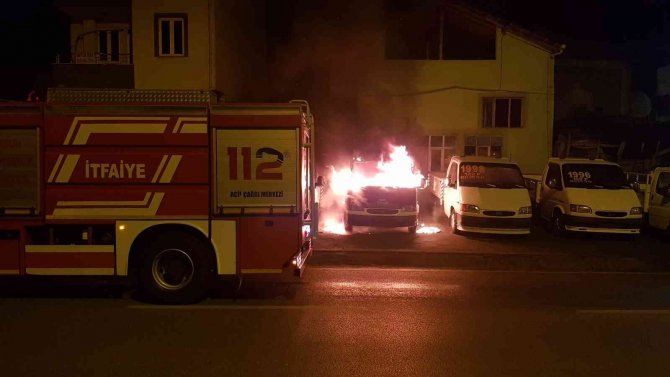 Galerideki Minibüs Alev Aldı