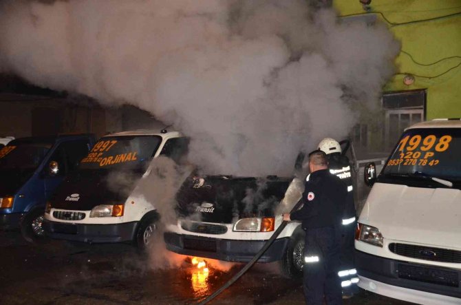 Galerideki Minibüs Alev Aldı