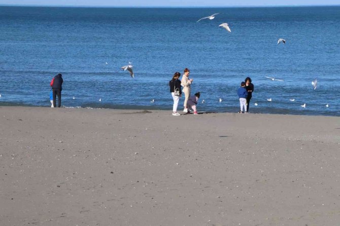 Samsun’da Sıcaklık 20 Dereceyi Görünce Sahiller Şenlendi