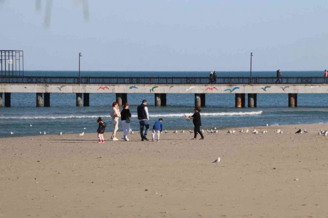 Samsun’da Sıcaklık 20 Dereceyi Görünce Sahiller Şenlendi