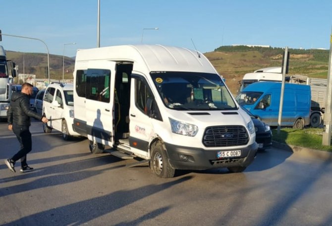 Samsun’da Otomobil İle Öğrenci Servis Minibüsü Çarpıştı: 2 Yaralı