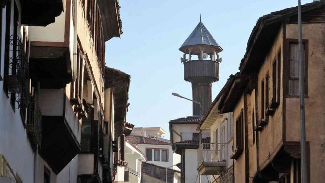 Bir Asırlık Cami Ahşap Minaresi İle Dikkat Çekiyor