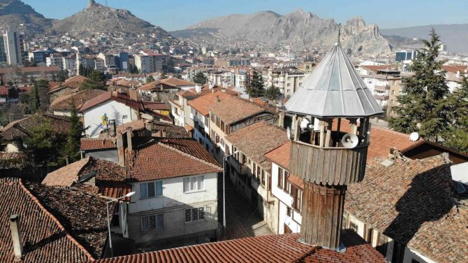 Bir Asırlık Cami Ahşap Minaresi İle Dikkat Çekiyor