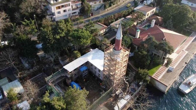 Üsküdar’da Yanan Tarihi Vaniköy Camii’ndeki Restorasyon Çalışmaları Havadan Görüntülendi