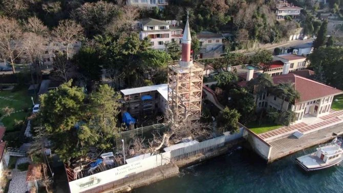 Üsküdar’da Yanan Tarihi Vaniköy Camii’ndeki Restorasyon Çalışmaları Havadan Görüntülendi