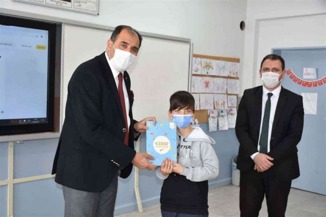 Yardımcı Kaynak Kitaplar Öğrencilere Ulaştırıldı