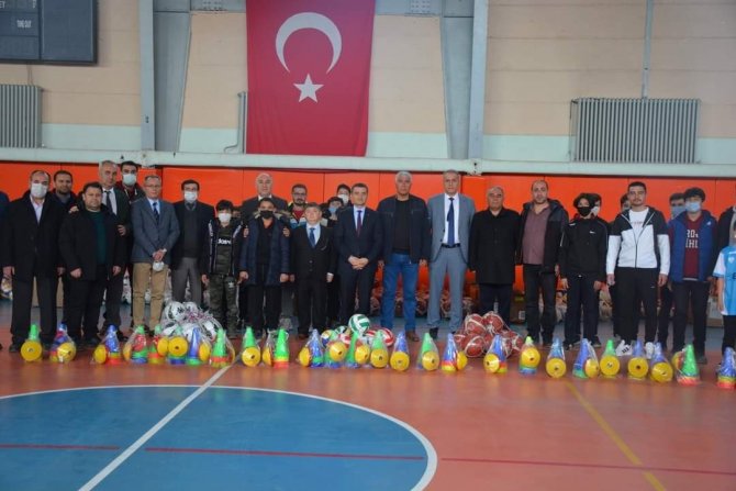 Emirdağ’da Okullara Spor Malzemesi Desteği