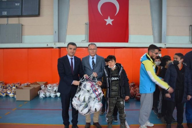 Emirdağ’da Okullara Spor Malzemesi Desteği
