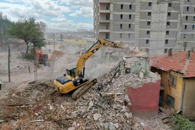 Altındağ’da 4 Bin 34 Metruk Yapı Yıkıldı