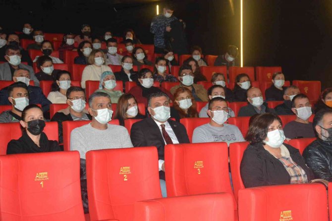 Antalya’da Sağlık Çalışanları ‘Kesişme: İ̇yi Ki Varsın Eren’ Filmini İzledi
