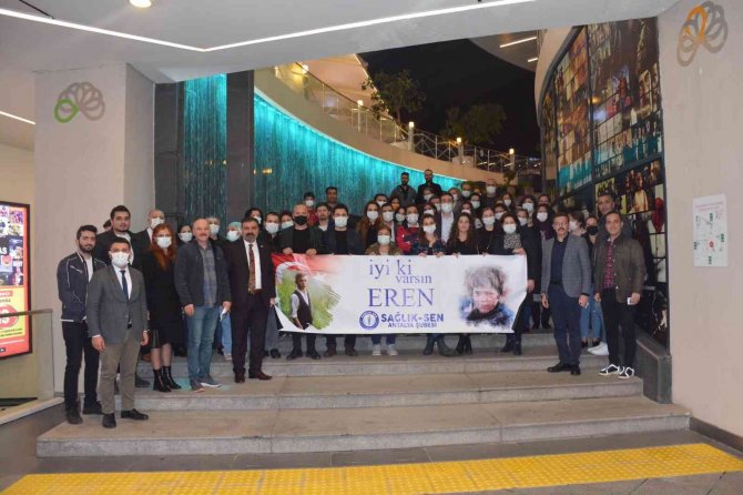 Antalya’da Sağlık Çalışanları ‘Kesişme: İ̇yi Ki Varsın Eren’ Filmini İzledi