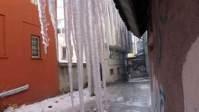 Sibirya Soğukları İle Donan Ardahan’da Araçlar Çalışmadı