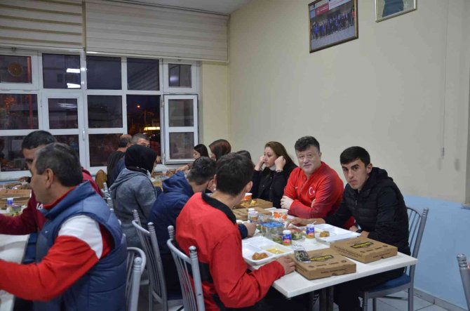 Geleceğin Pehlivanları Yemekte Bir Araya Geldi
