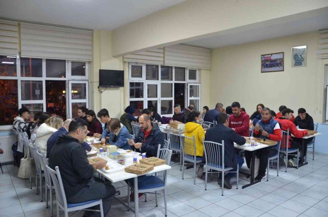 Geleceğin Pehlivanları Yemekte Bir Araya Geldi