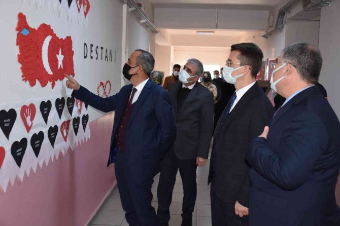 Genç İlçesinde Öğrenciler ’15 Temmuz’ Resim Sergisi Açtı