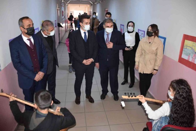 Genç İlçesinde Öğrenciler ’15 Temmuz’ Resim Sergisi Açtı