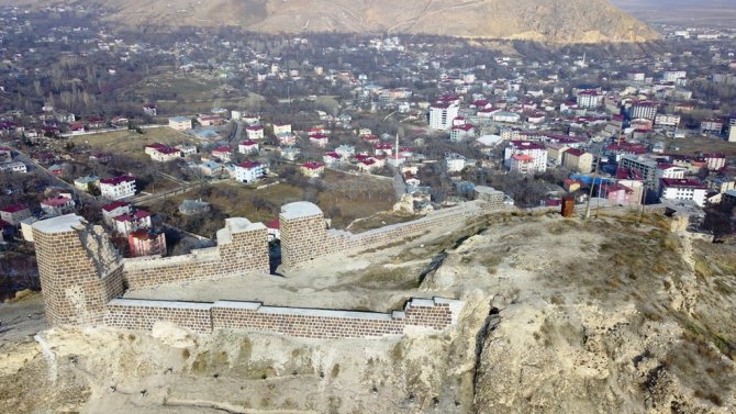Aydınlatılan Adilcevaz Kalesi’ne Görkemli Açılış