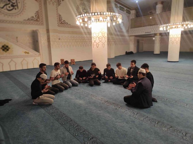 Gençler Camileri Ziyaret Etti