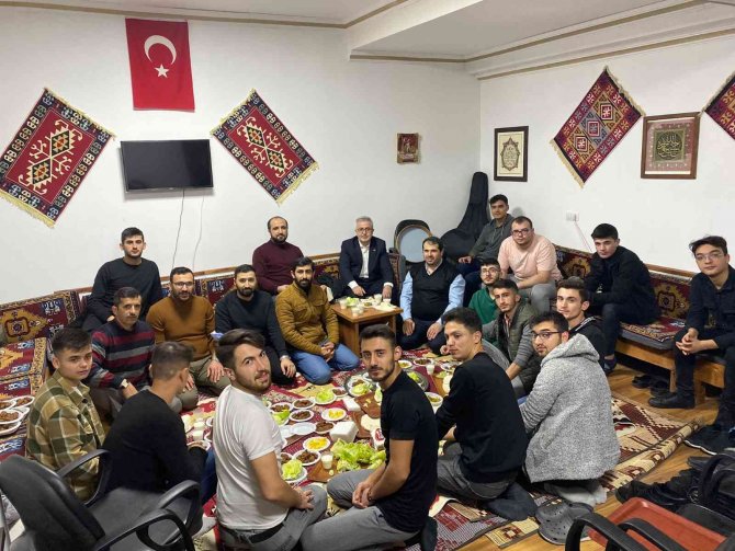 Gençler Camileri Ziyaret Etti